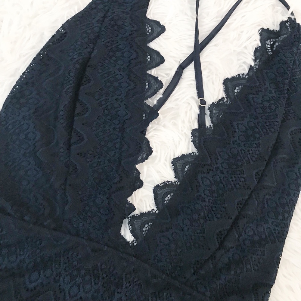 Gianni Bini Lace Low V-Neck Open Back Bodysuit NWT - Picture 2 of 7